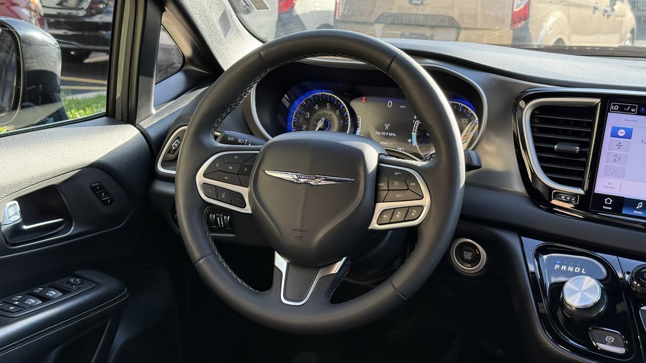 Chrysler Pacifica Select 2025