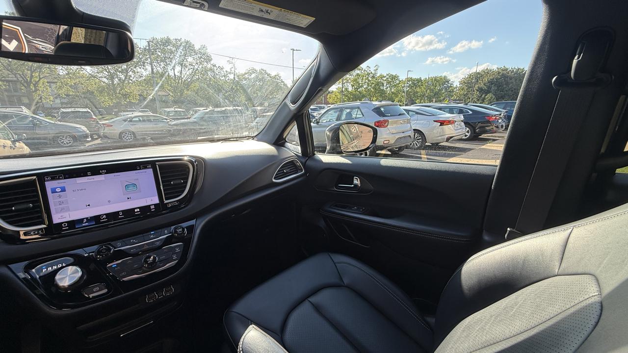Chrysler Pacifica Select 2025