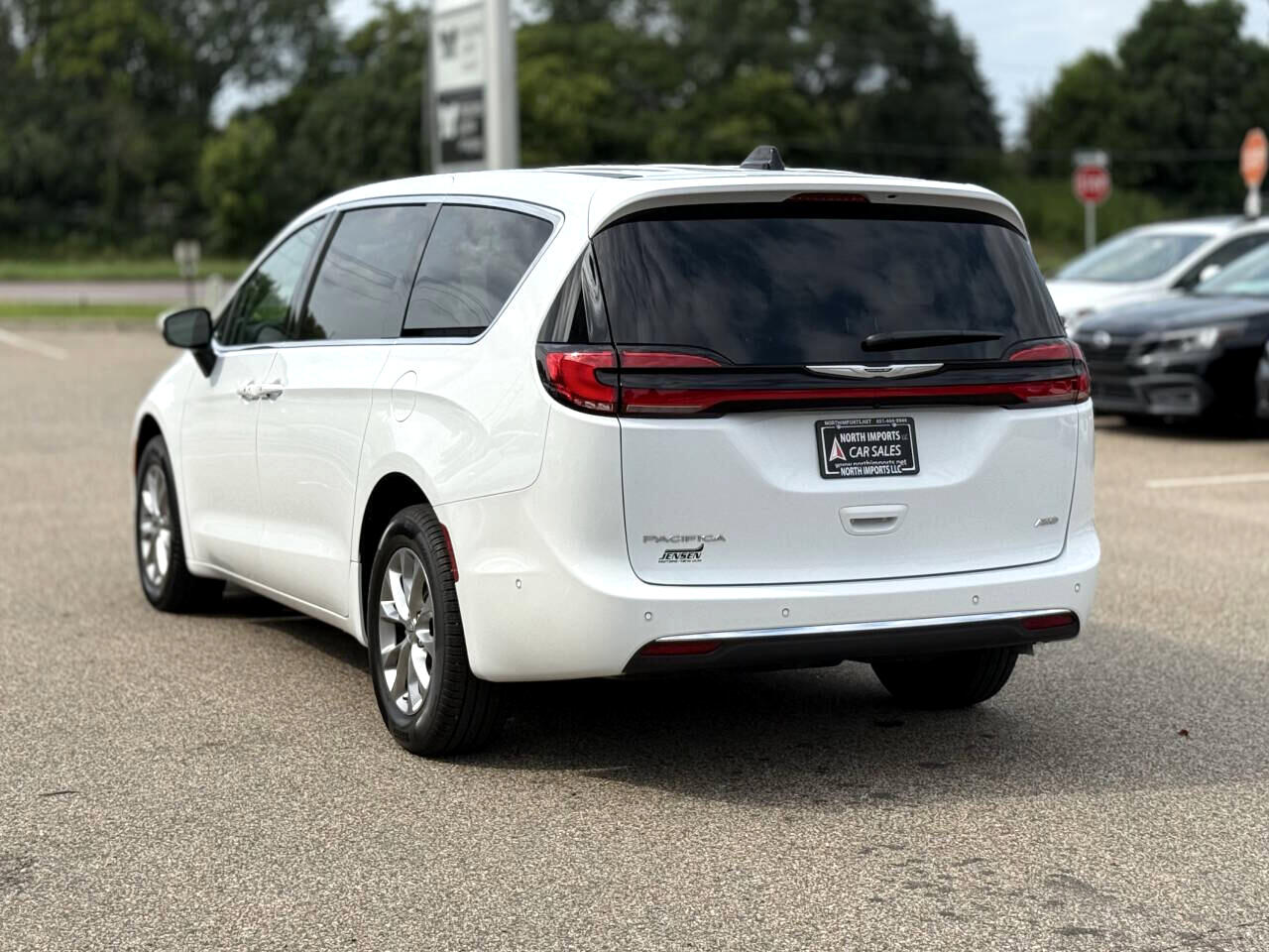 2023 Chrysler Pacifica Touring L photo 2