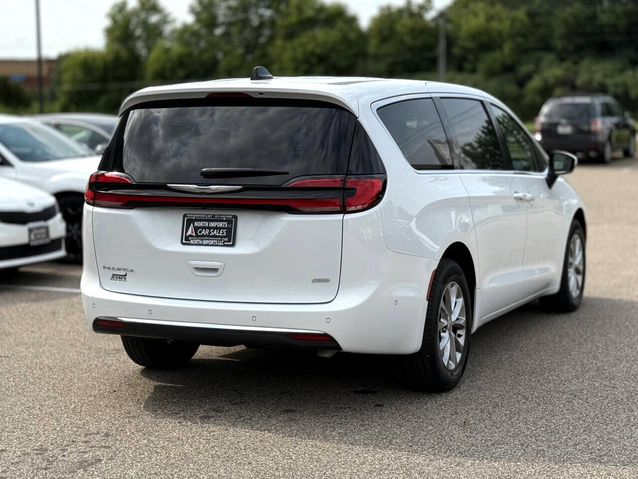 2023 Chrysler Pacifica Touring L photo 4