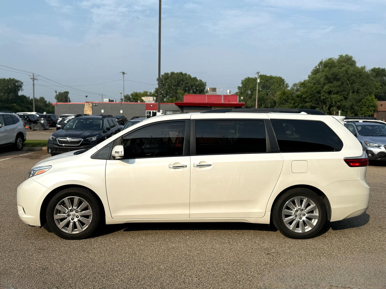 2015 Toyota Sienna XLE Premium photo 2