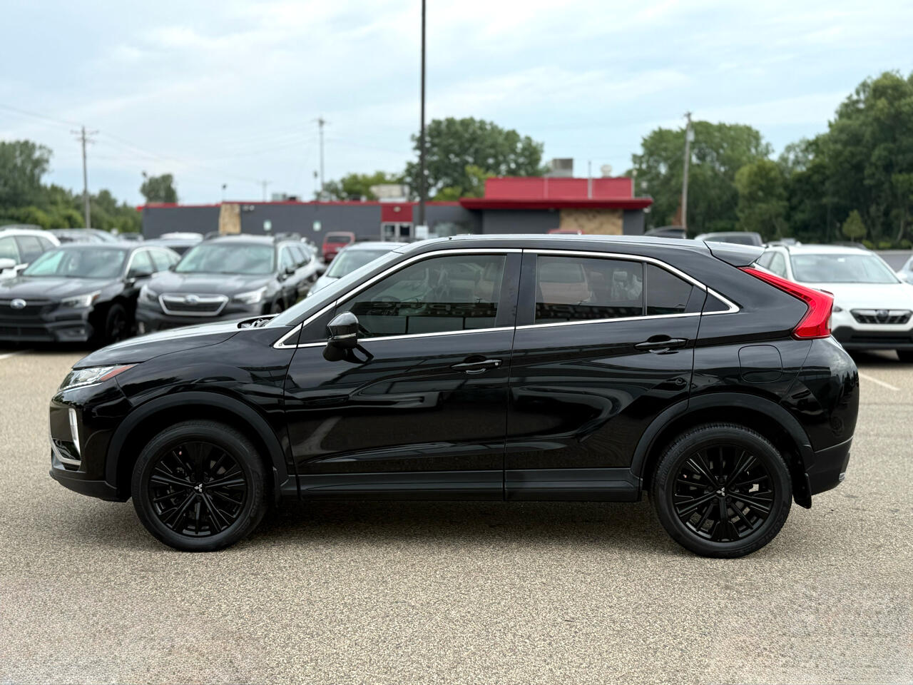 2019 Mitsubishi Eclipse Cross LE photo 2