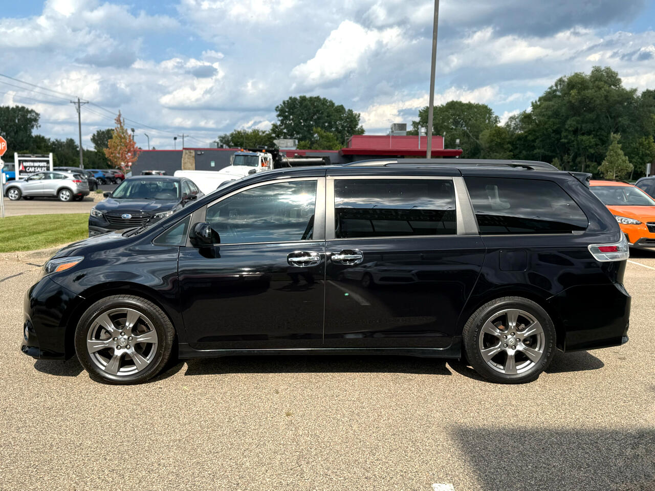 2017 Toyota Sienna SE Premium photo 2