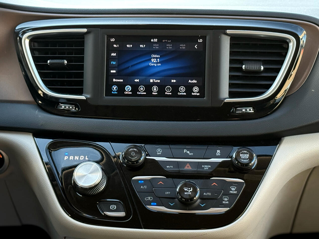 2018 Chrysler Pacifica Touring L photo 16