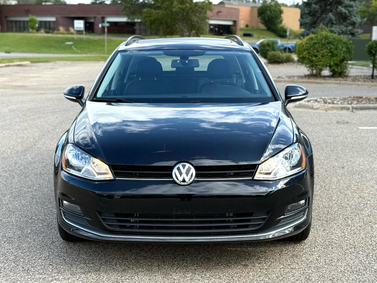 2017 Volkswagen Golf SportWagen TSI SE photo 2