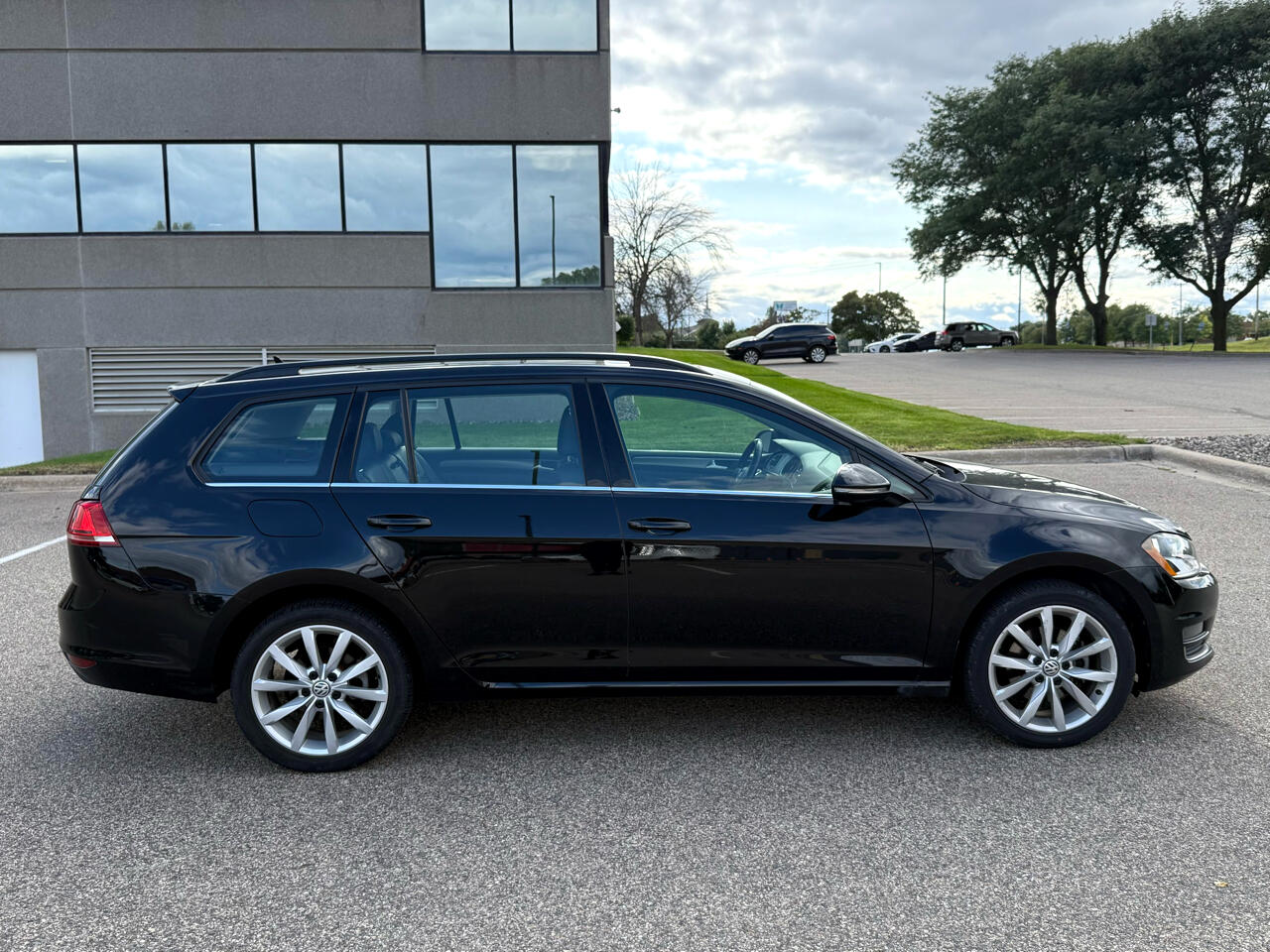 2017 Volkswagen Golf SportWagen TSI SE photo 4