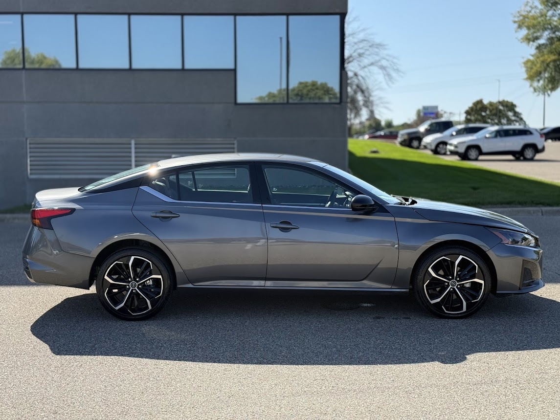 2024 Nissan Altima 2.5 SR photo 5