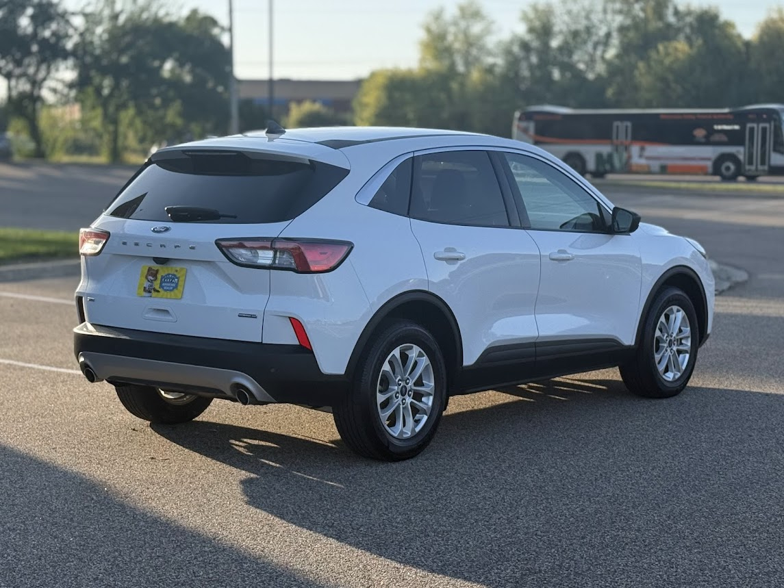 2022 Ford Escape Hybrid SE photo 3
