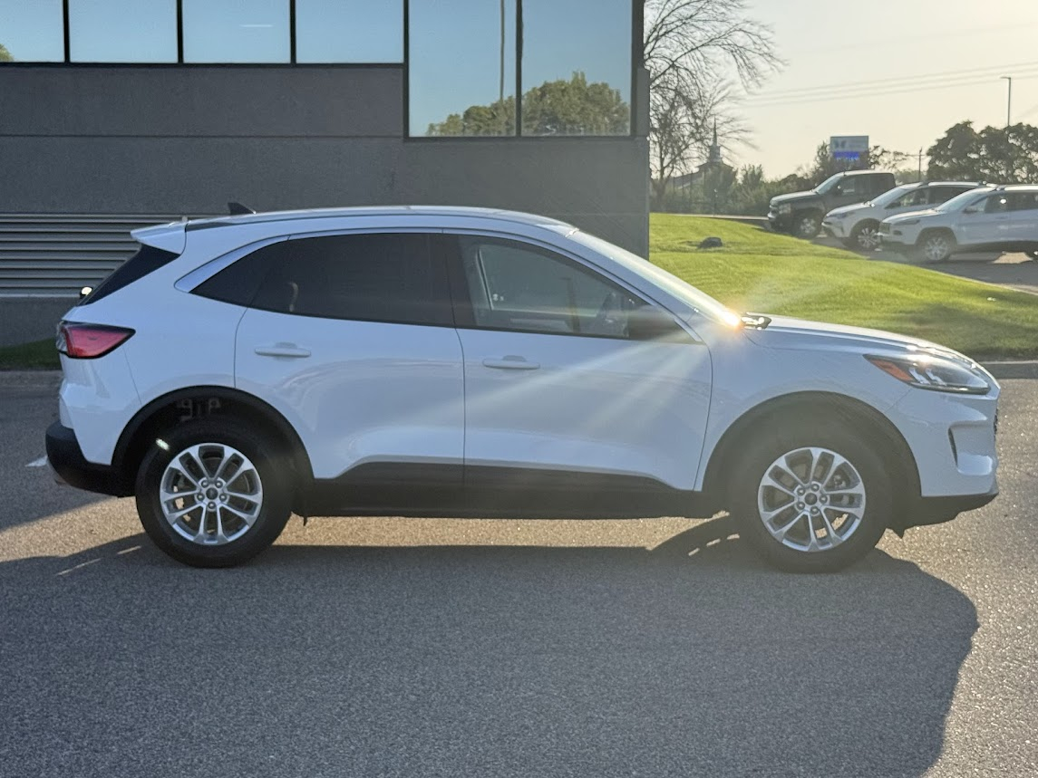 2022 Ford Escape Hybrid SE photo 4