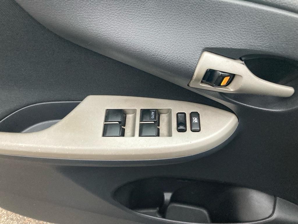 Toyota Corolla L 5-Speed MT 2012