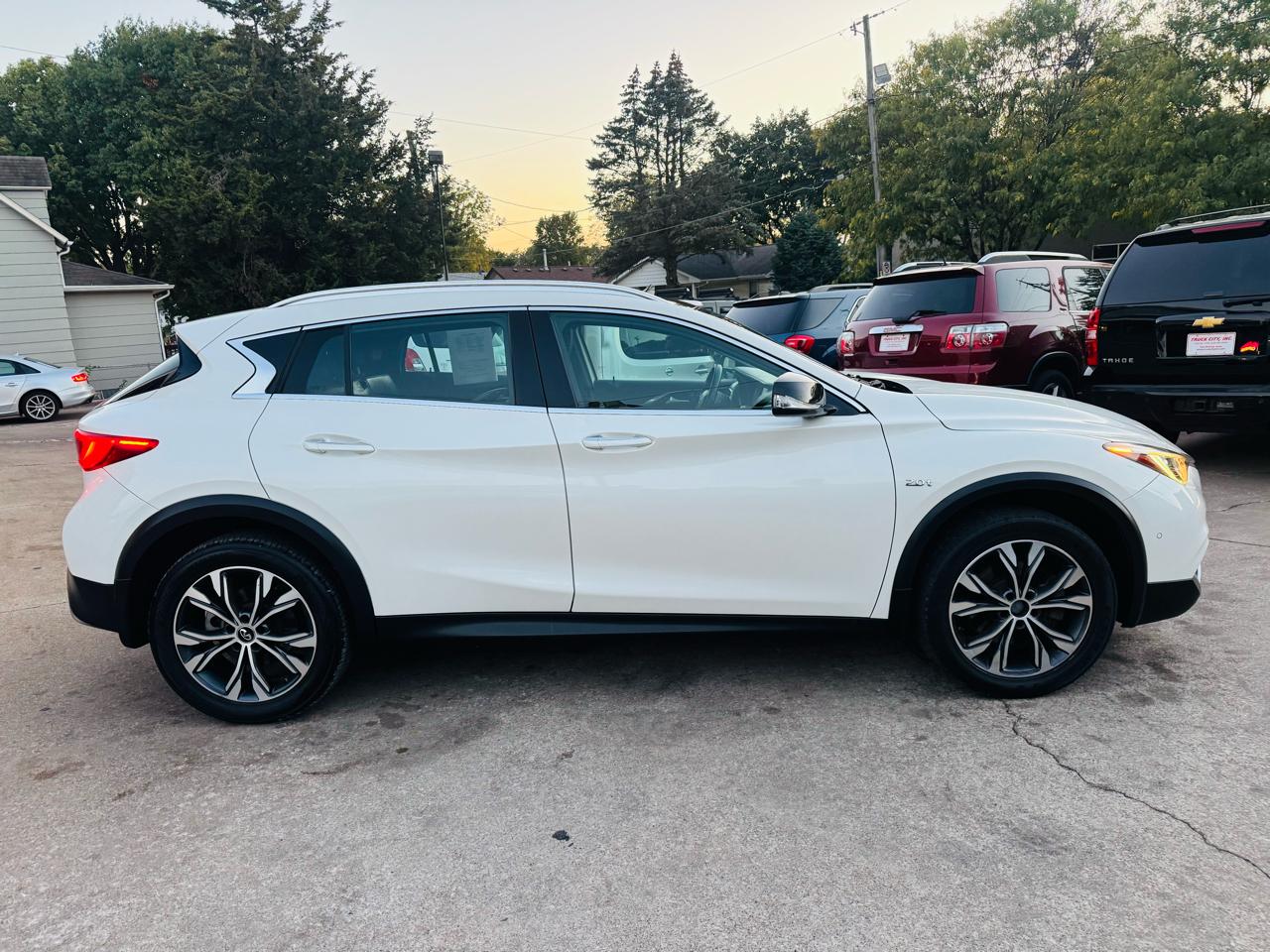Infiniti QX30 Luxury AWD 2018