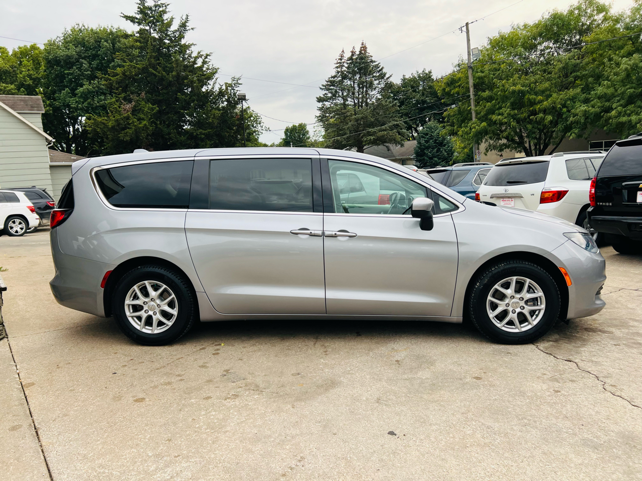 2018 Chrysler Pacifica Touring photo 2