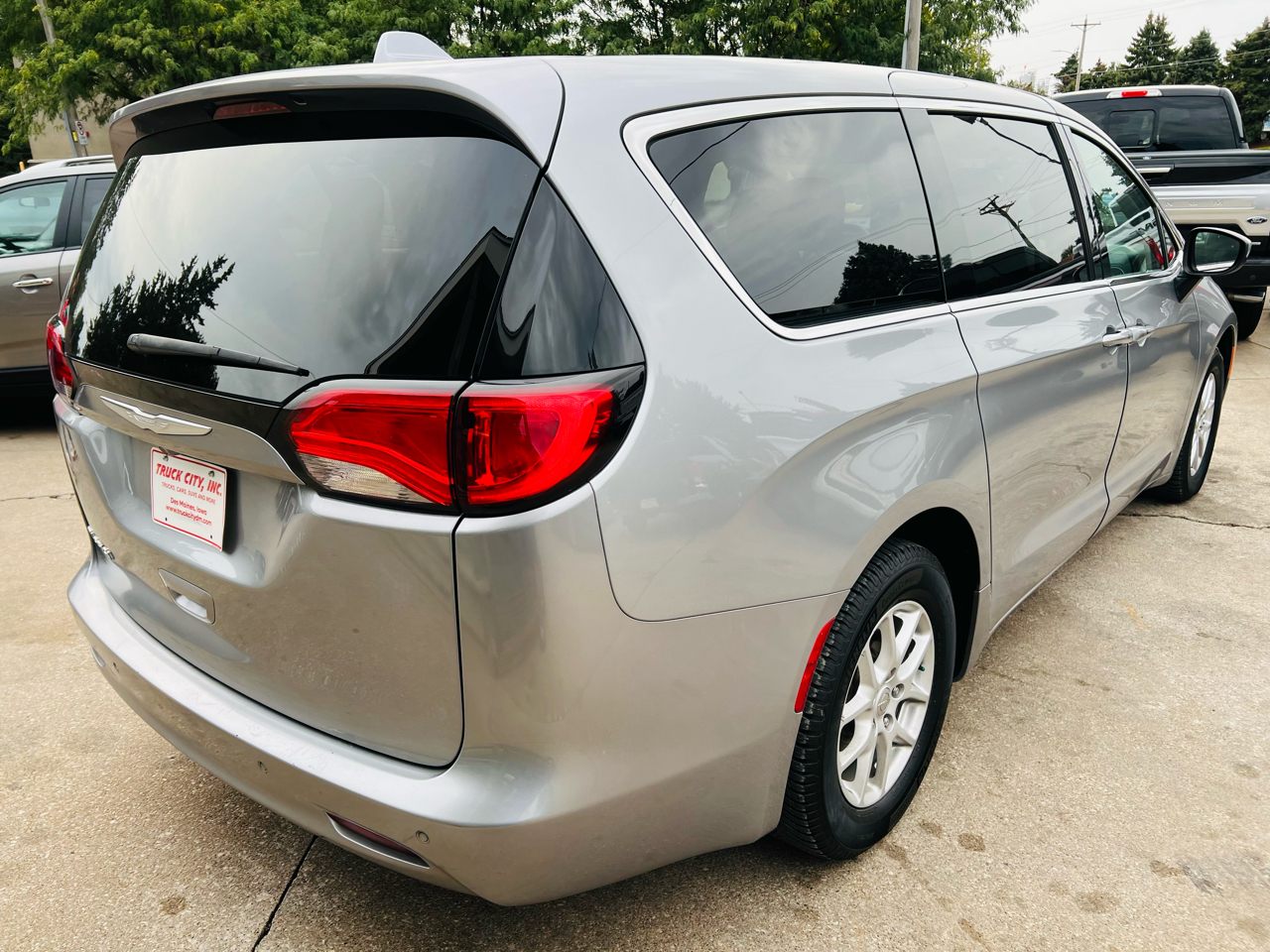 2018 Chrysler Pacifica Touring photo 3