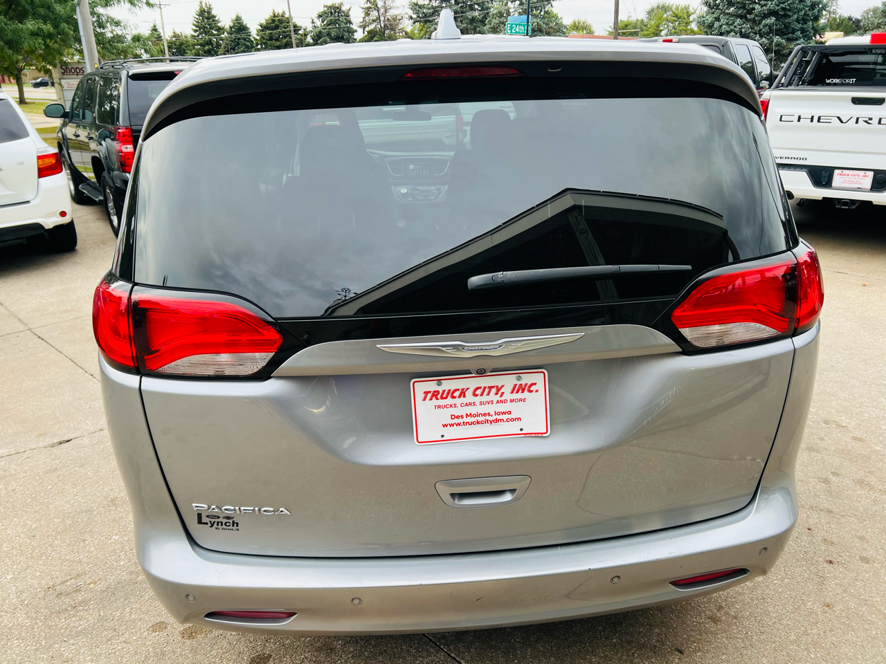2018 Chrysler Pacifica Touring photo 4