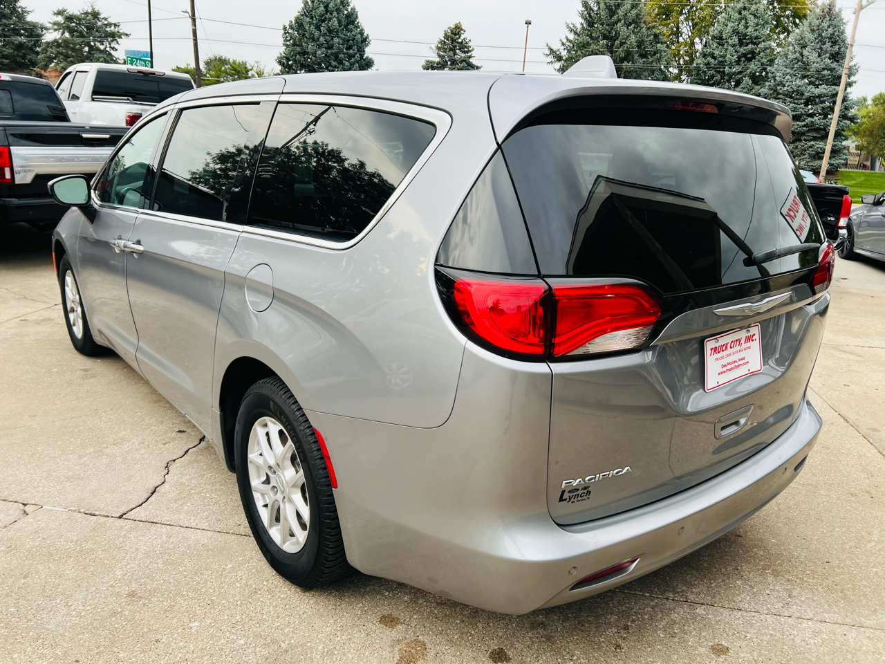 2018 Chrysler Pacifica Touring photo 5