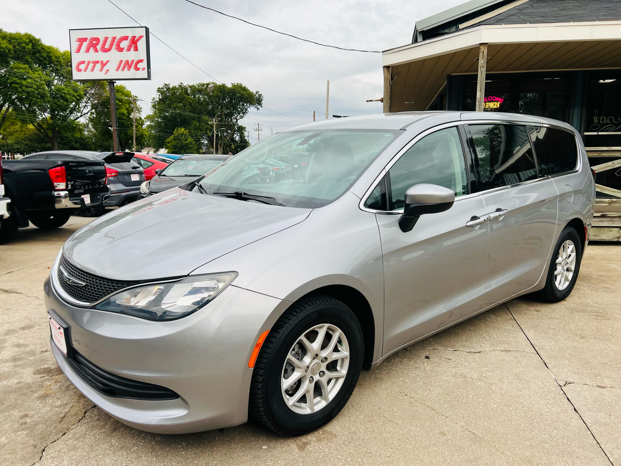 2018 Chrysler Pacifica Touring photo 7