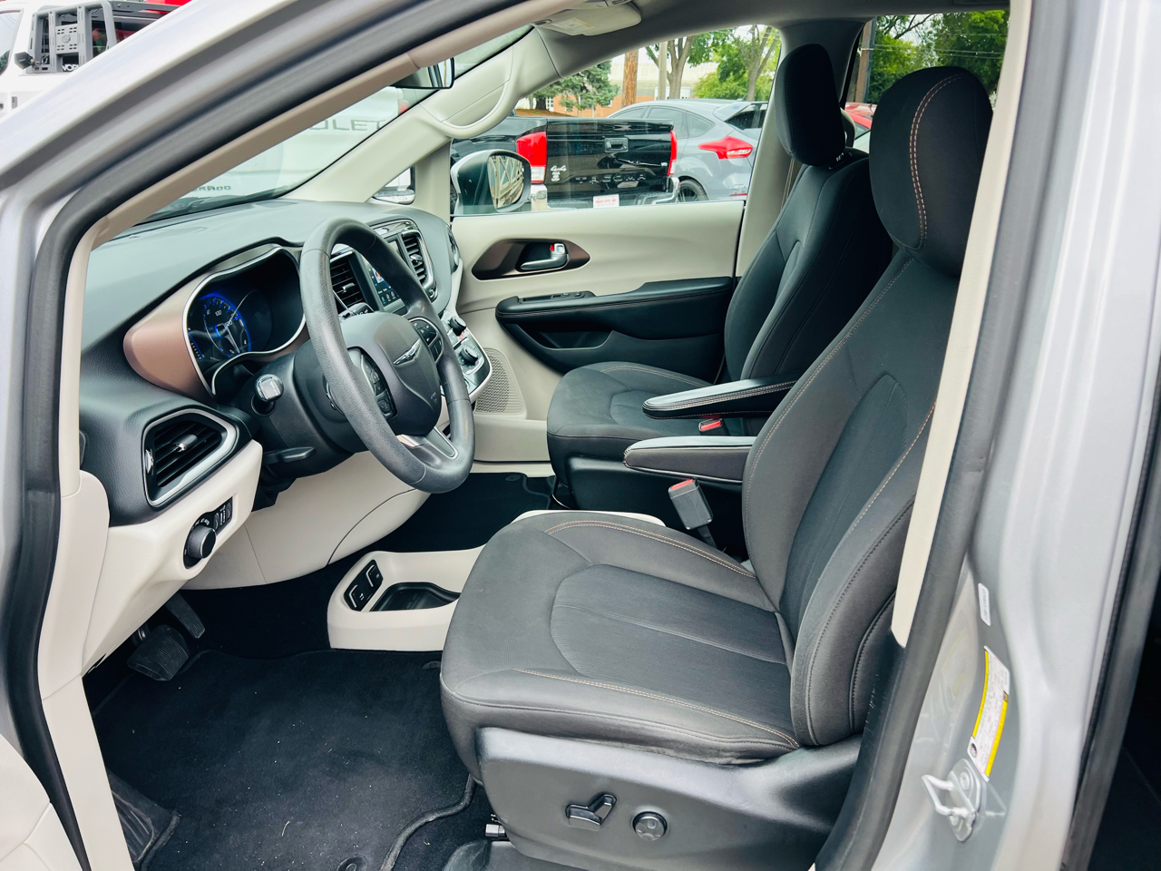 2018 Chrysler Pacifica Touring photo 10
