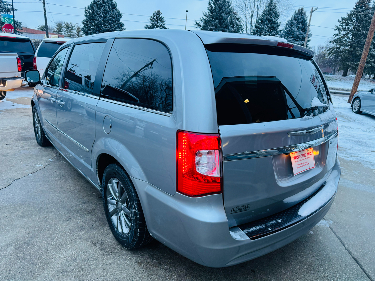 Chrysler Town & Country S 2016