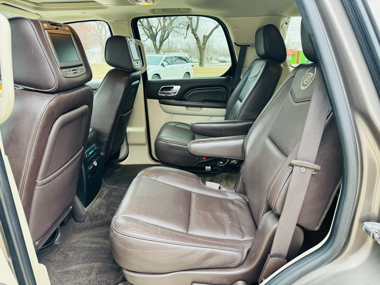 Cadillac Escalade AWD Platinum 2011