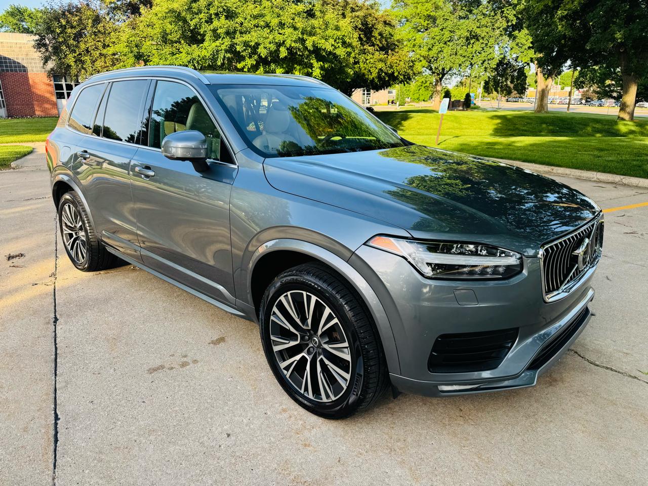 2020 Volvo XC90 T6 Momentum 6 Passenger AWD's photo