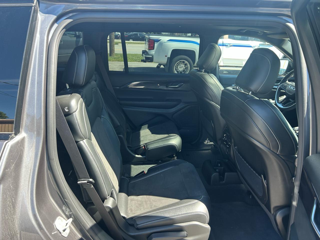 Jeep Grand Cherokee L Laredo 4WD 2023