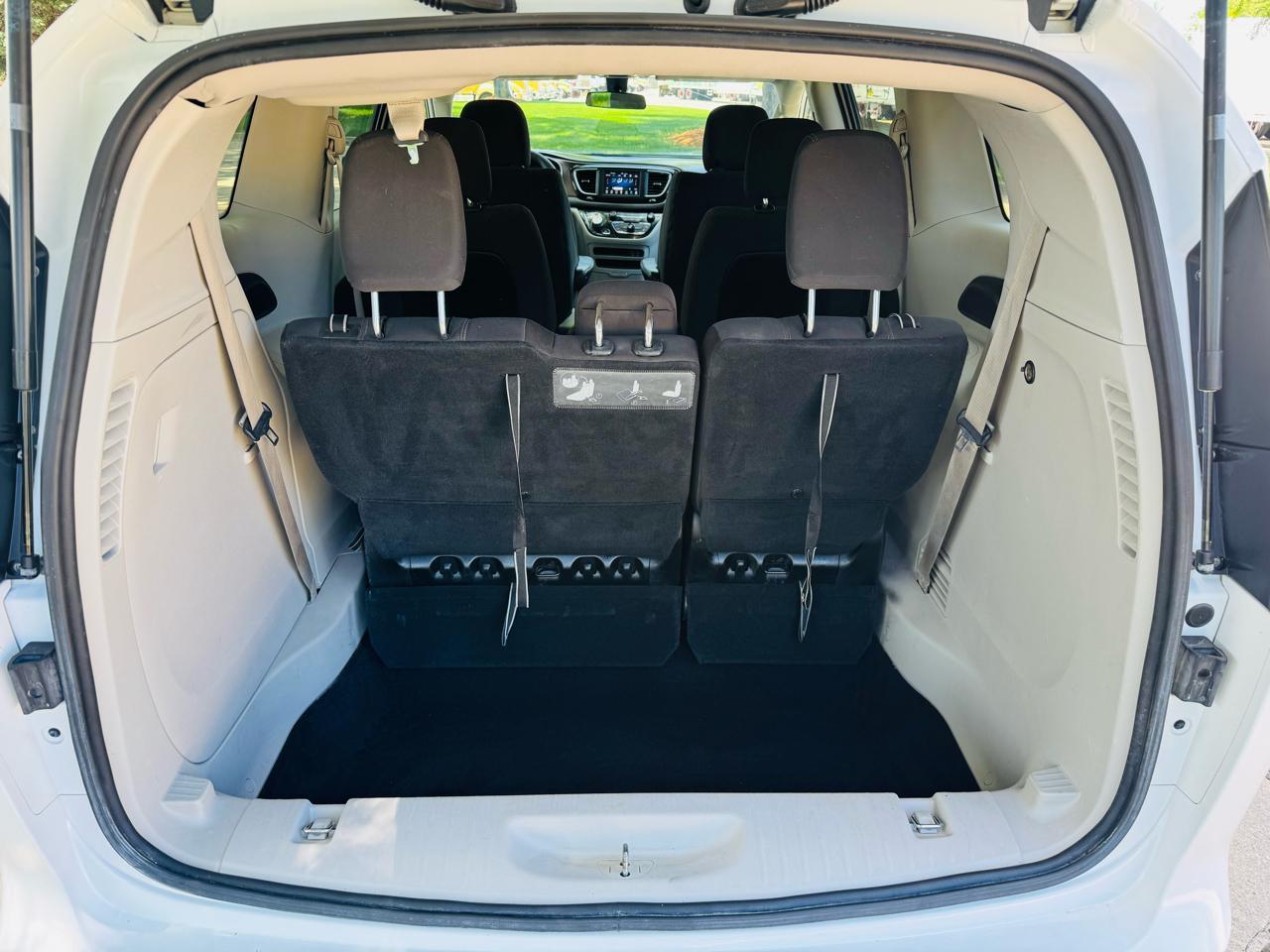 Chrysler Pacifica LX 2018