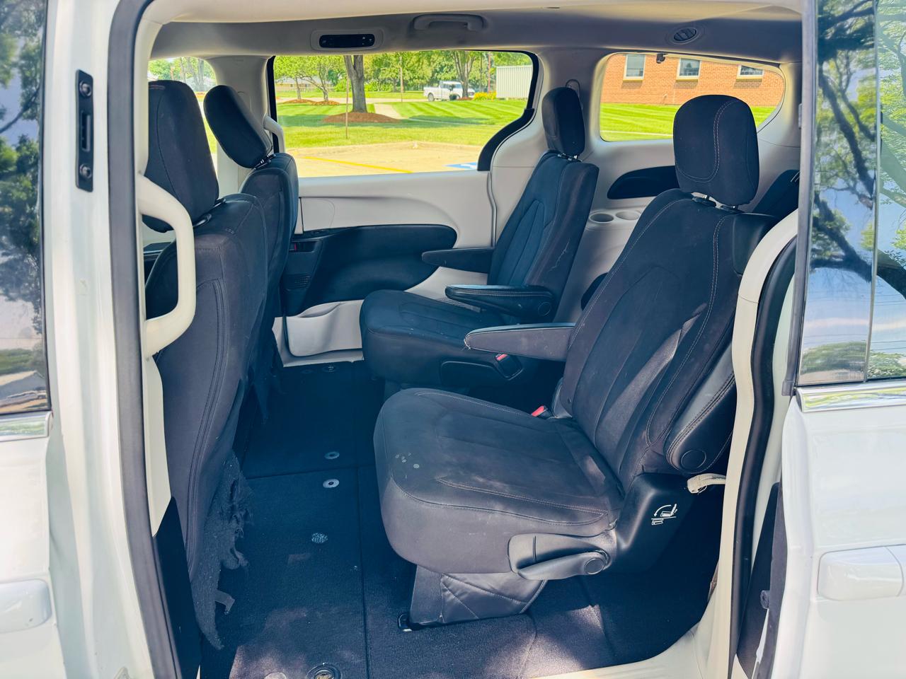 Chrysler Pacifica LX 2018