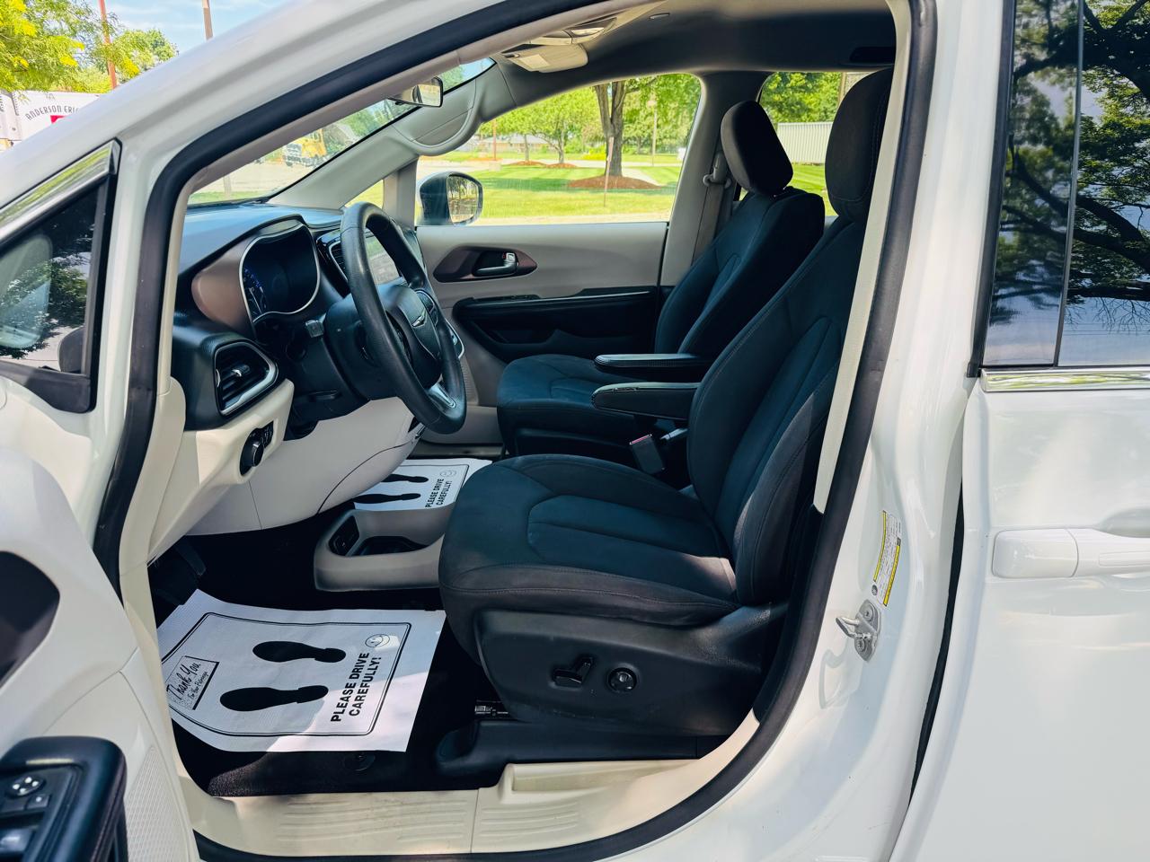 Chrysler Pacifica LX 2018