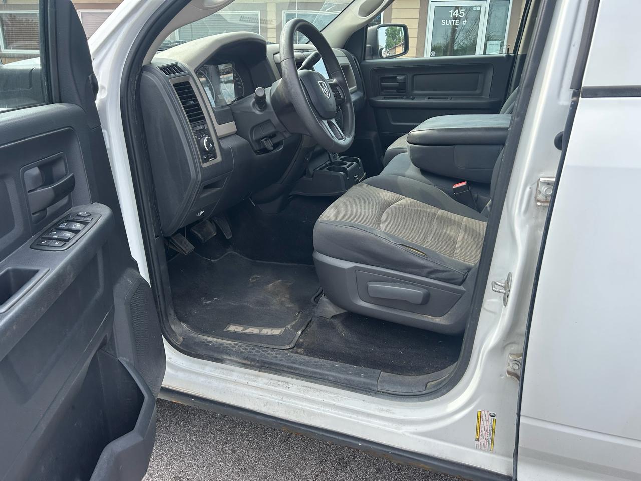 RAM 1500 4WD Crew Cab 140.5" ST 2012