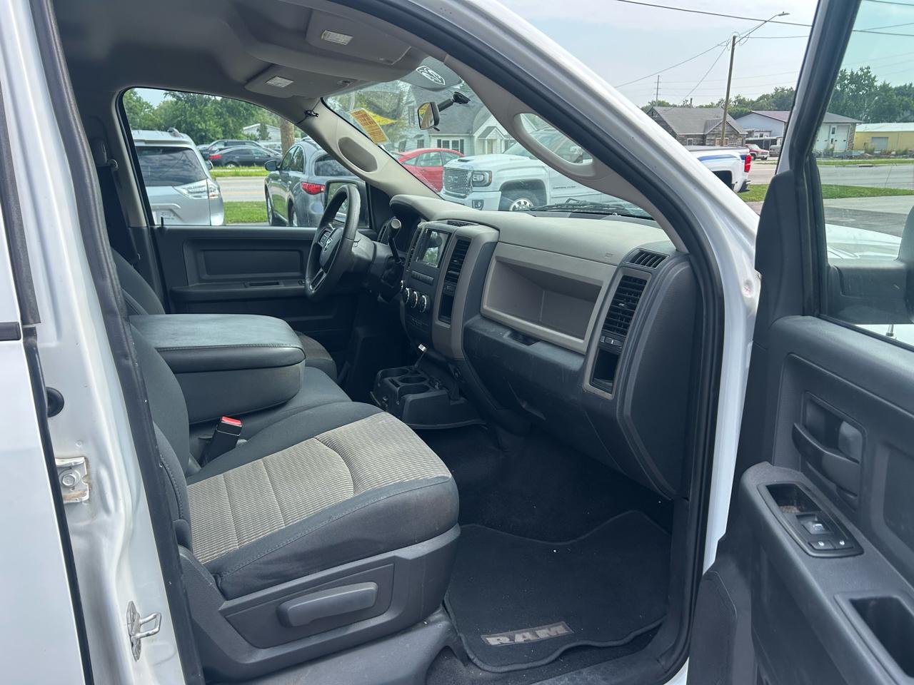 RAM 1500 4WD Crew Cab 140.5" ST 2012