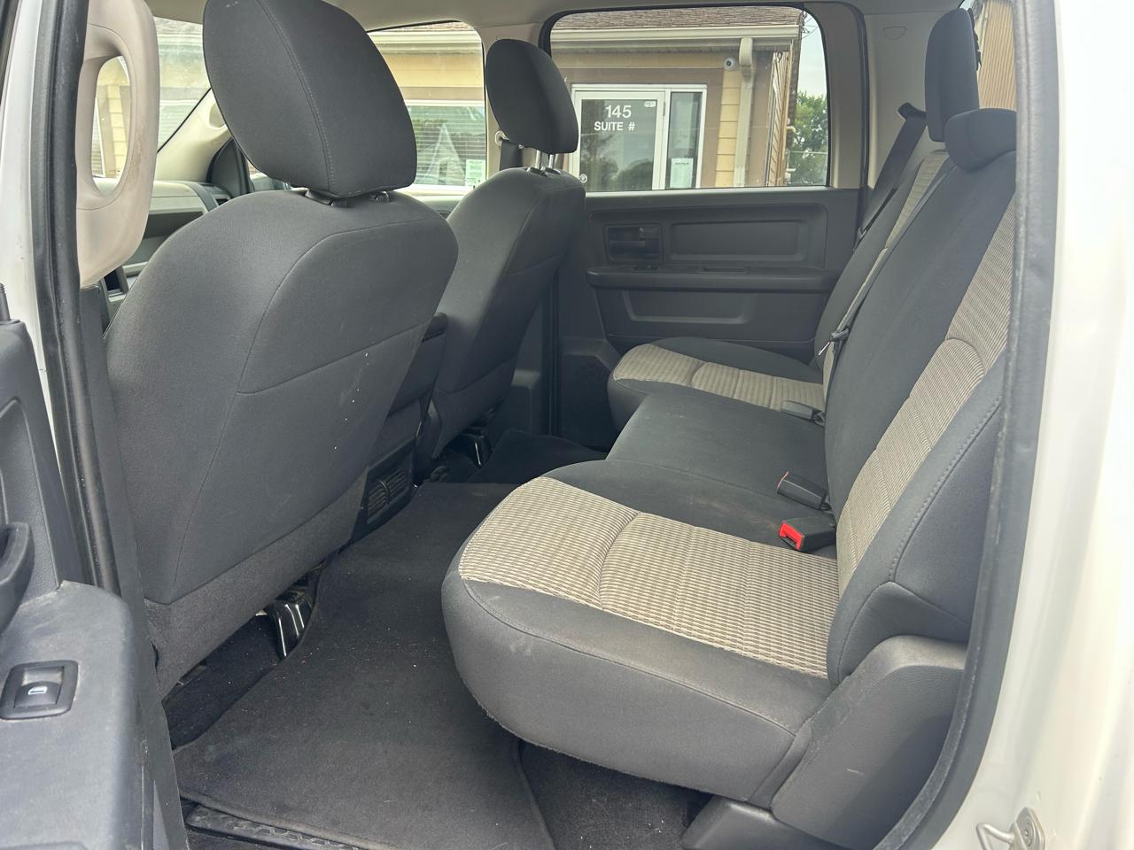 RAM 1500 4WD Crew Cab 140.5" ST 2012