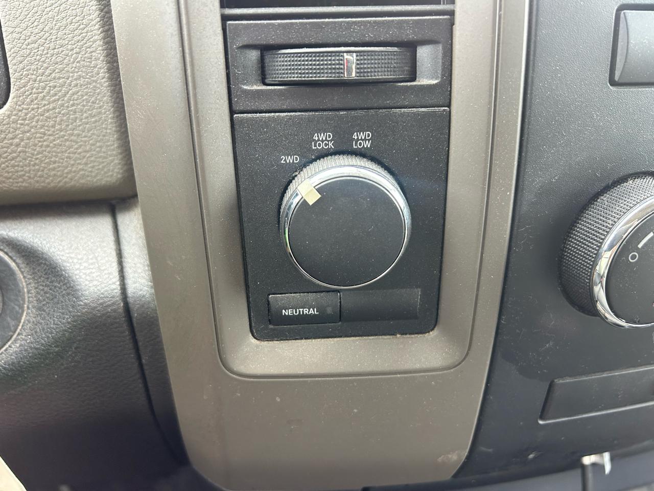 RAM 1500 4WD Crew Cab 140.5" ST 2012