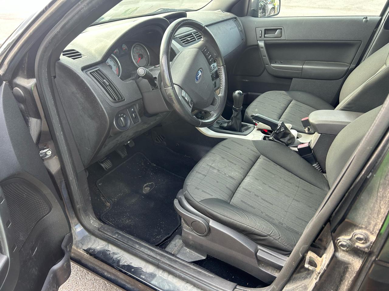 Ford Focus SE Sedan 2010