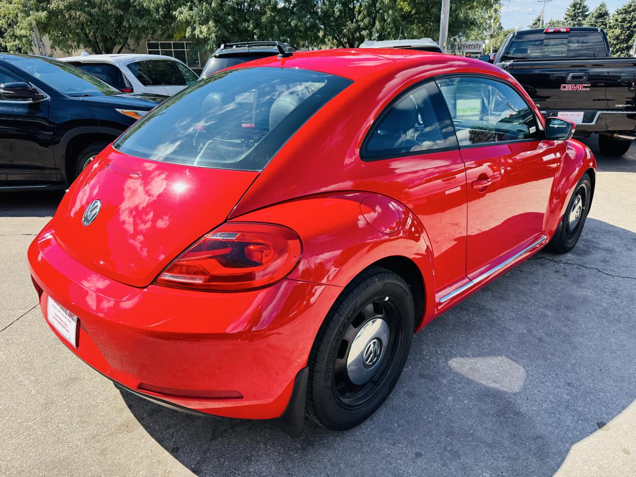 Volkswagen Beetle 2.5L w/Sunroof Sound & Nav 2012