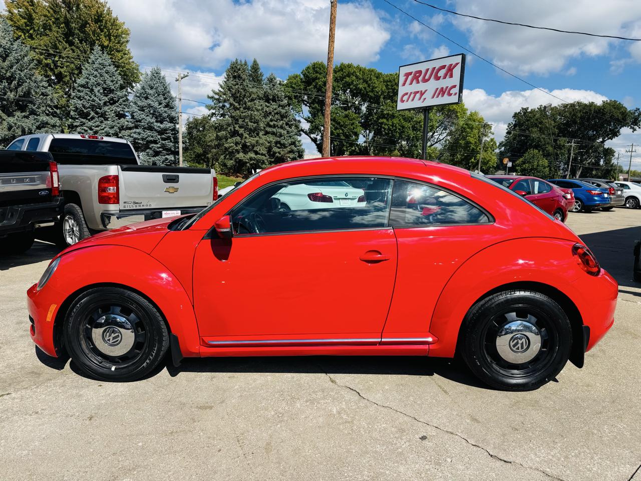 Volkswagen Beetle 2.5L w/Sunroof Sound & Nav 2012