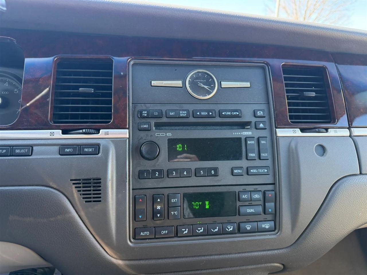 Lincoln Town Car  2009