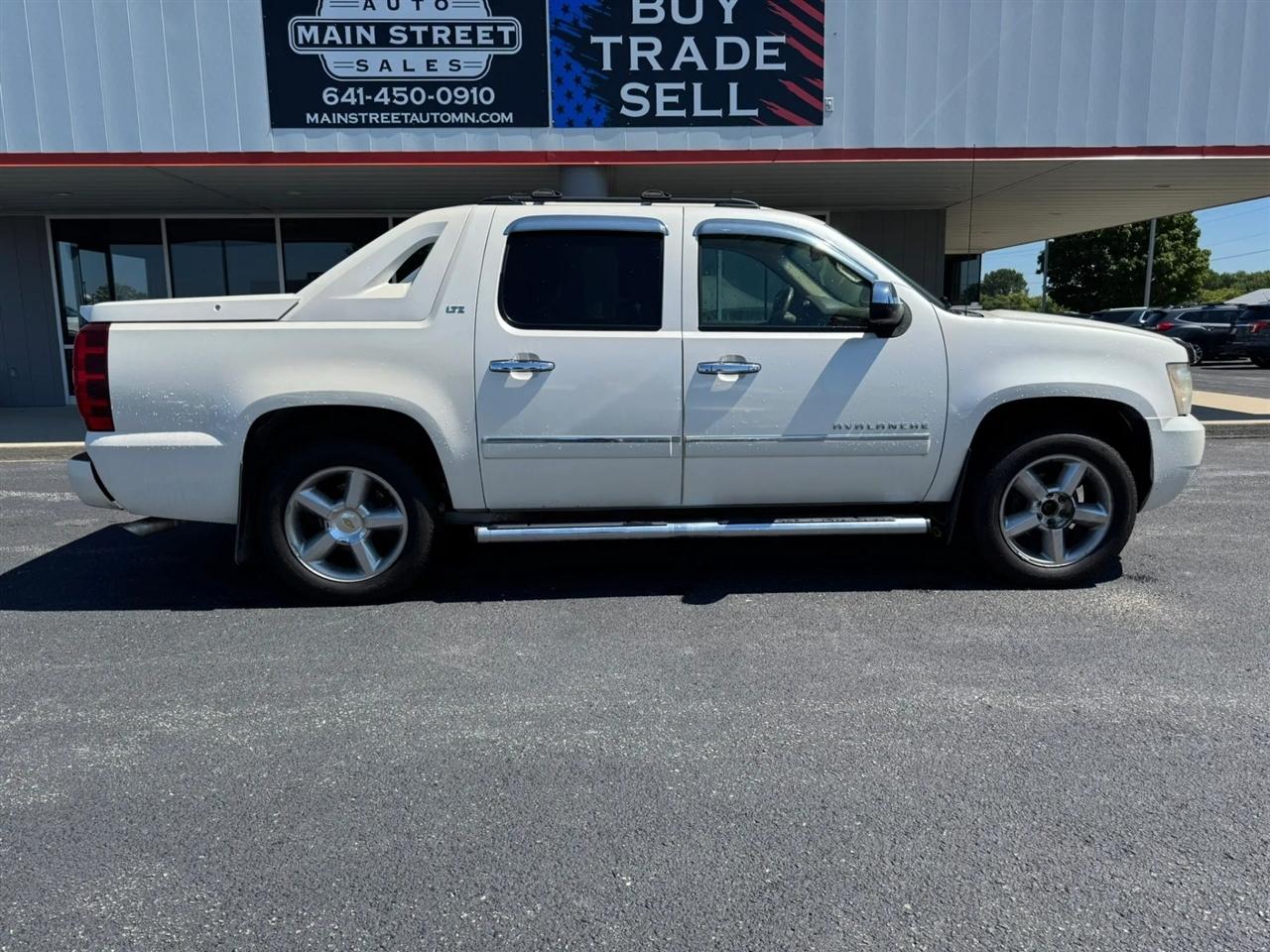 2011 Chevrolet Avalanche LTZ - Photo 2