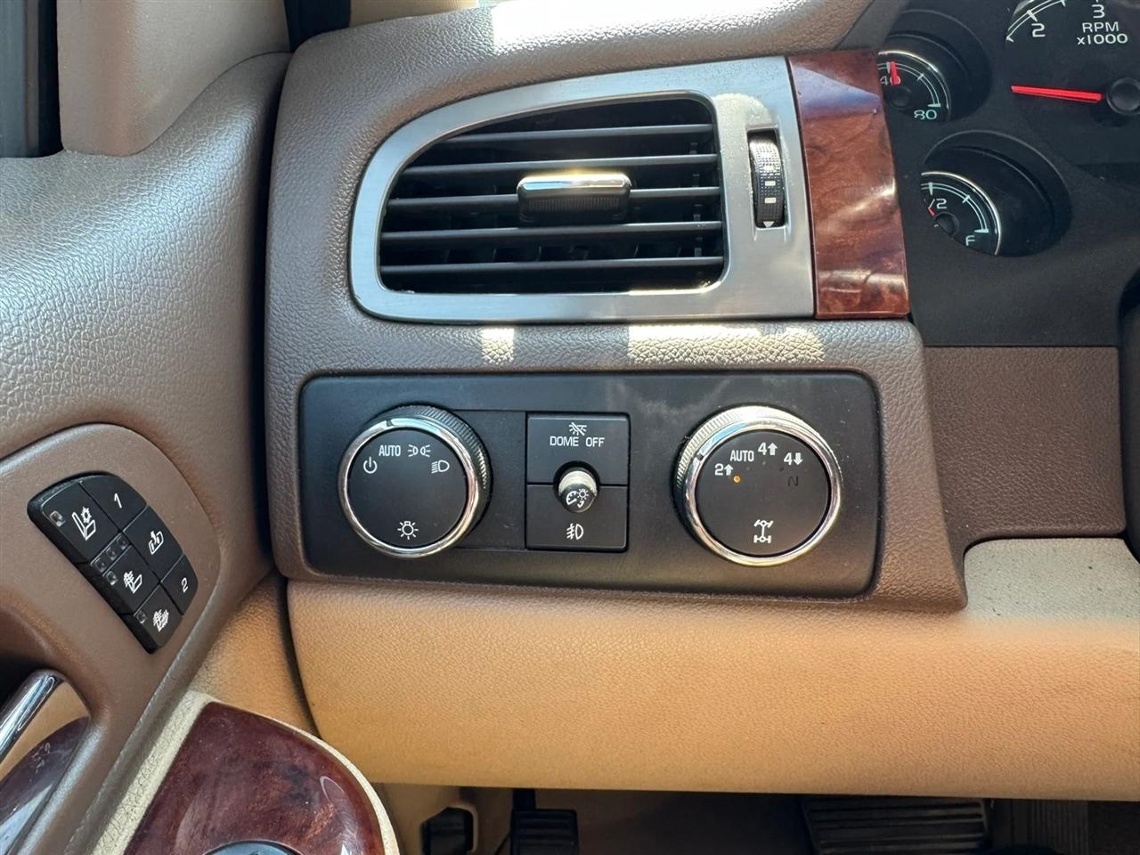 2011 Chevrolet Avalanche LTZ - Photo 13