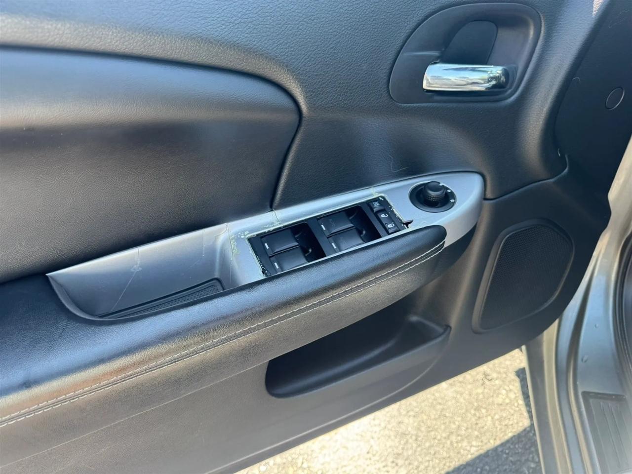 Chrysler 200  2011
