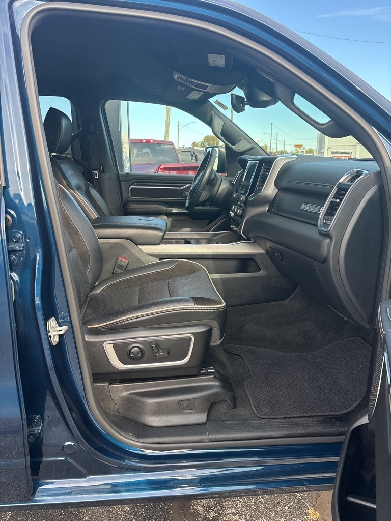 RAM 1500 Laramie 4x4 Crew Cab 5'7" Box 2024 RAM 1500 Laramie 4x4 Crew Cab 5'7" Box 2024