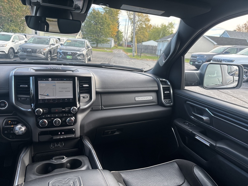 RAM 1500 Laramie 4x4 Crew Cab 5'7" Box 2024 RAM 1500 Laramie 4x4 Crew Cab 5'7" Box 2024