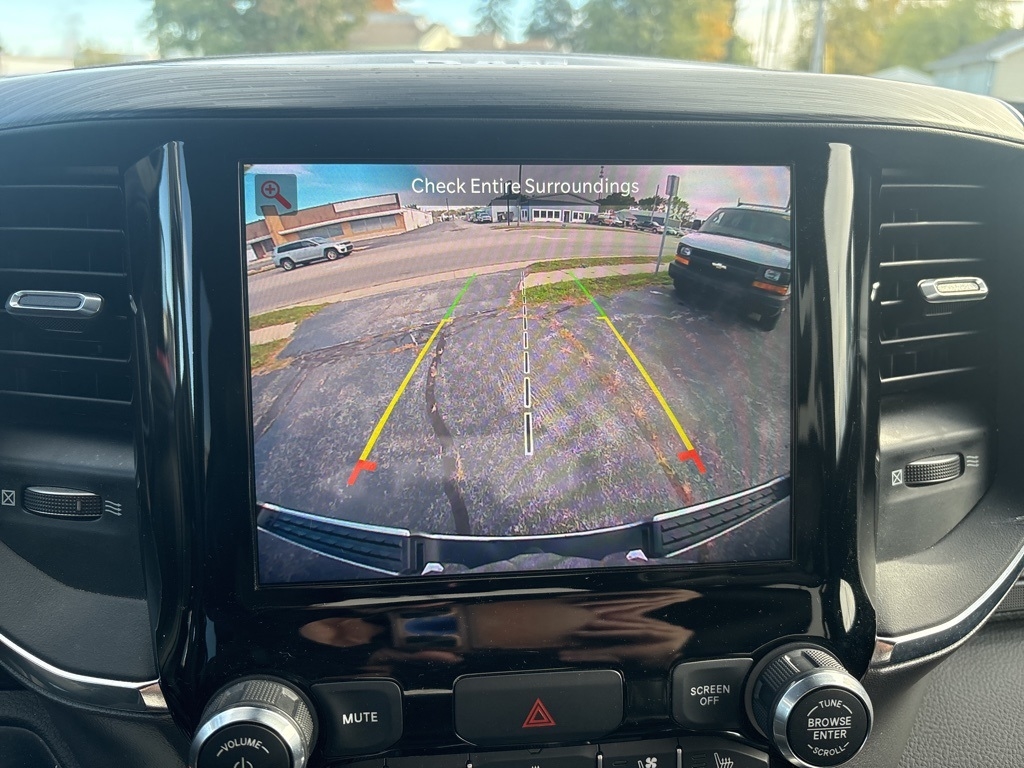 RAM 1500 Laramie 4x4 Crew Cab 5'7" Box 2024 RAM 1500 Laramie 4x4 Crew Cab 5'7" Box 2024