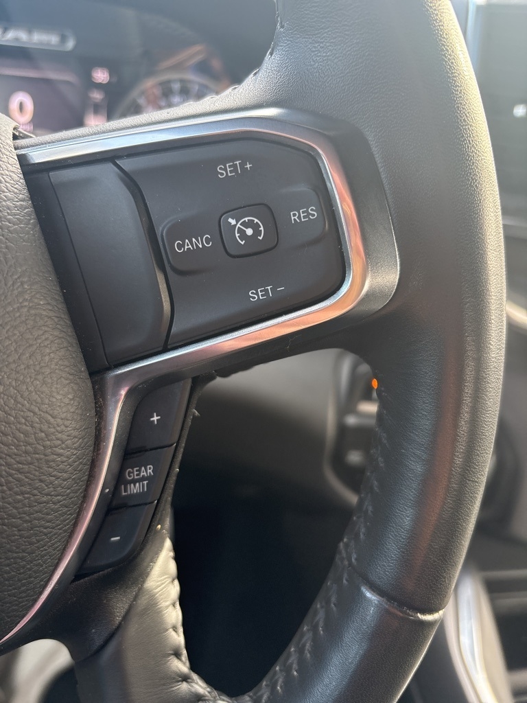 RAM 1500 Laramie 4x4 Crew Cab 5'7" Box 2024 RAM 1500 Laramie 4x4 Crew Cab 5'7" Box 2024