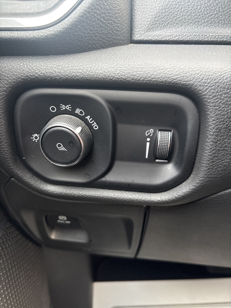 RAM 1500 Laramie 4x4 Crew Cab 5'7" Box 2024 RAM 1500 Laramie 4x4 Crew Cab 5'7" Box 2024