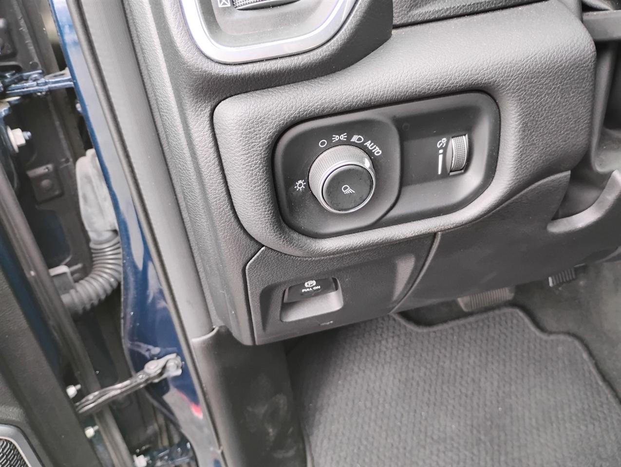 RAM 1500 Laramie 4x4 Crew Cab 5'7" Box 2024