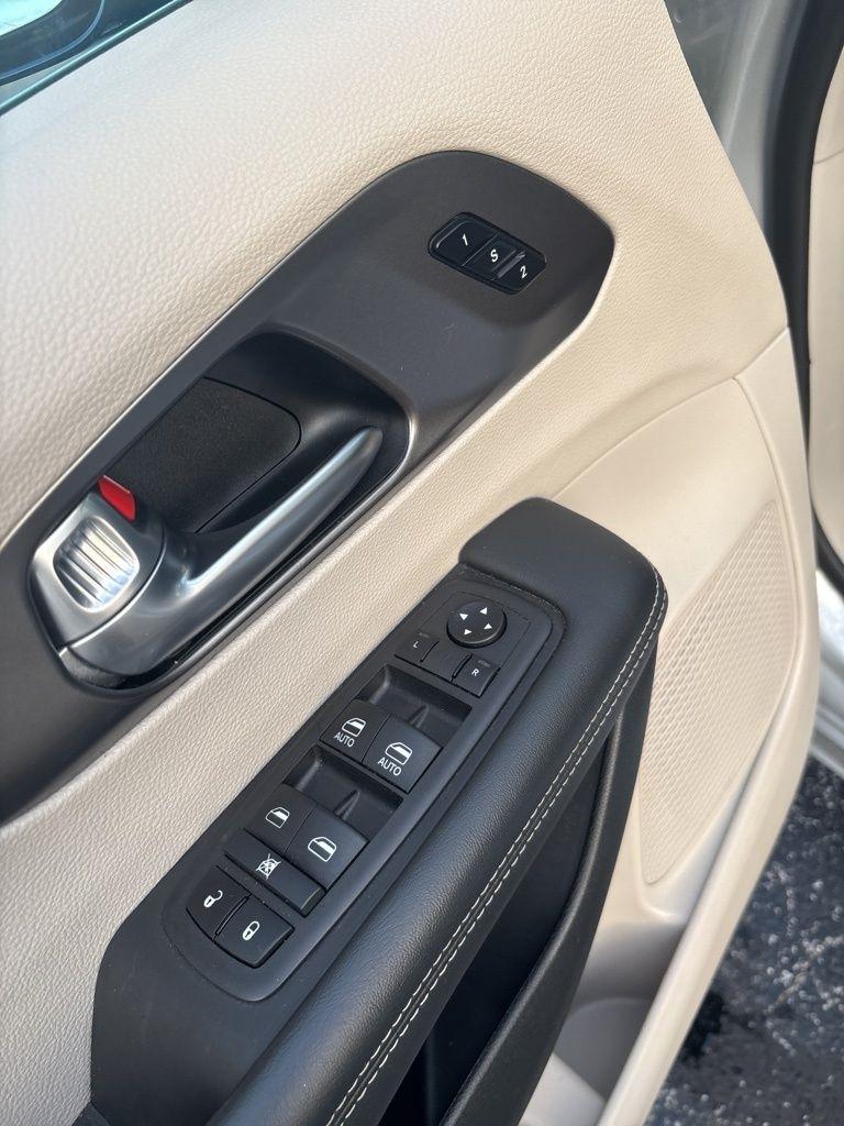 Chrysler Pacifica Touring L FWD 2024