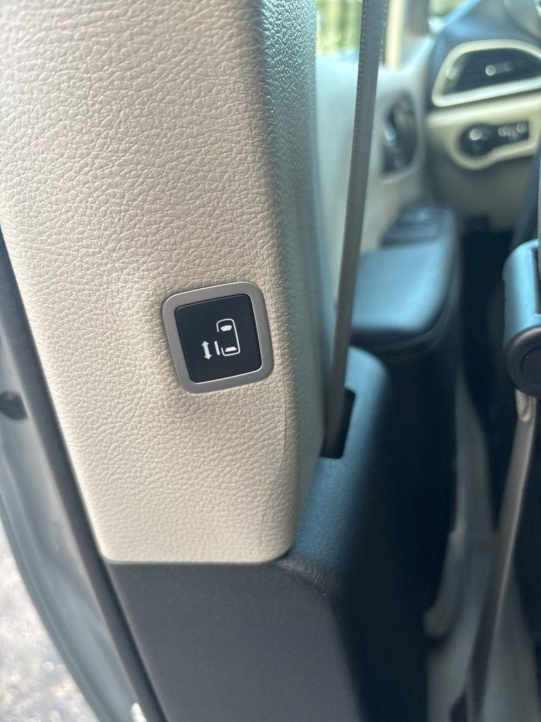 Chrysler Pacifica Touring L FWD 2024