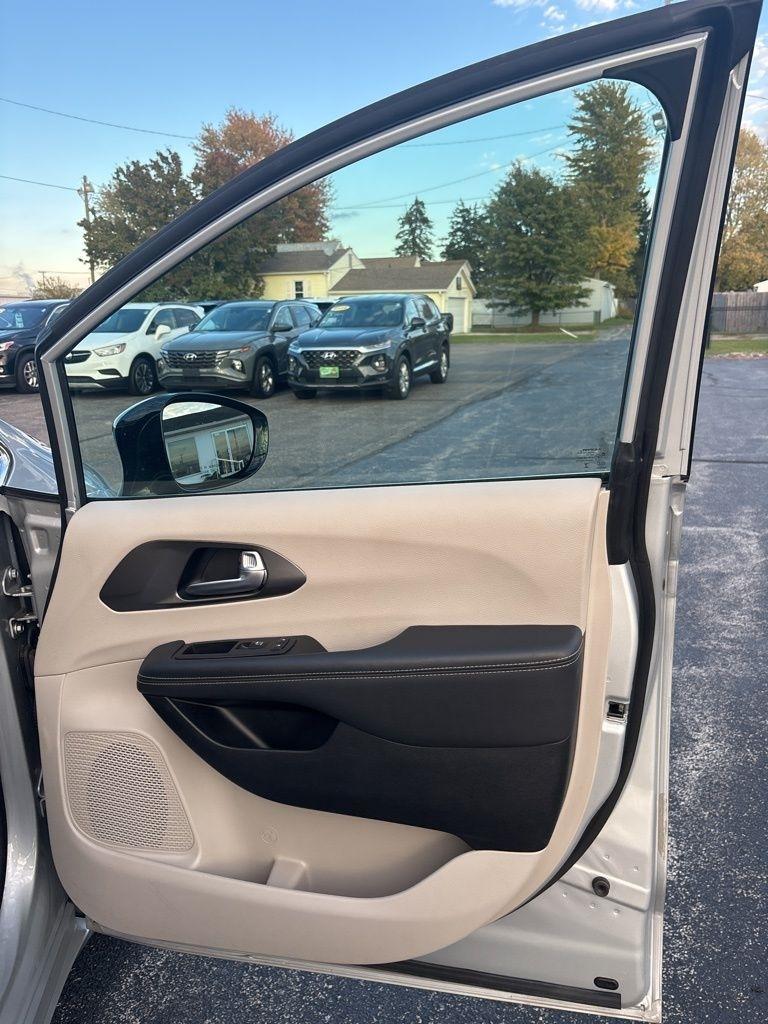 Chrysler Pacifica Touring L FWD 2024