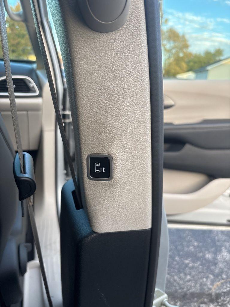 Chrysler Pacifica Touring L FWD 2024