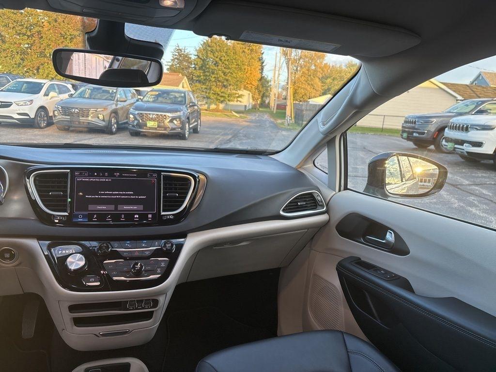 Chrysler Pacifica Touring L FWD 2024